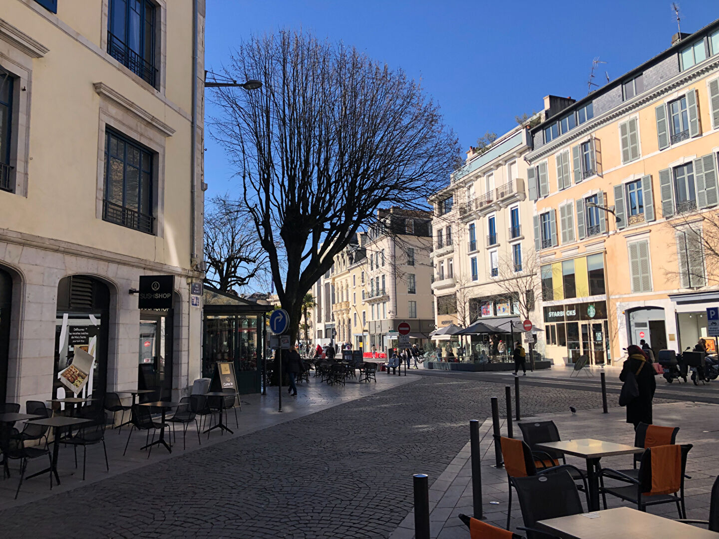 Photo HYPER CENTRE-VILLE à 30m de CLEMENCEAU, Appartement 2 pièces avec Parking privé sécurisé - A RENOVER Entièrement image 2/6