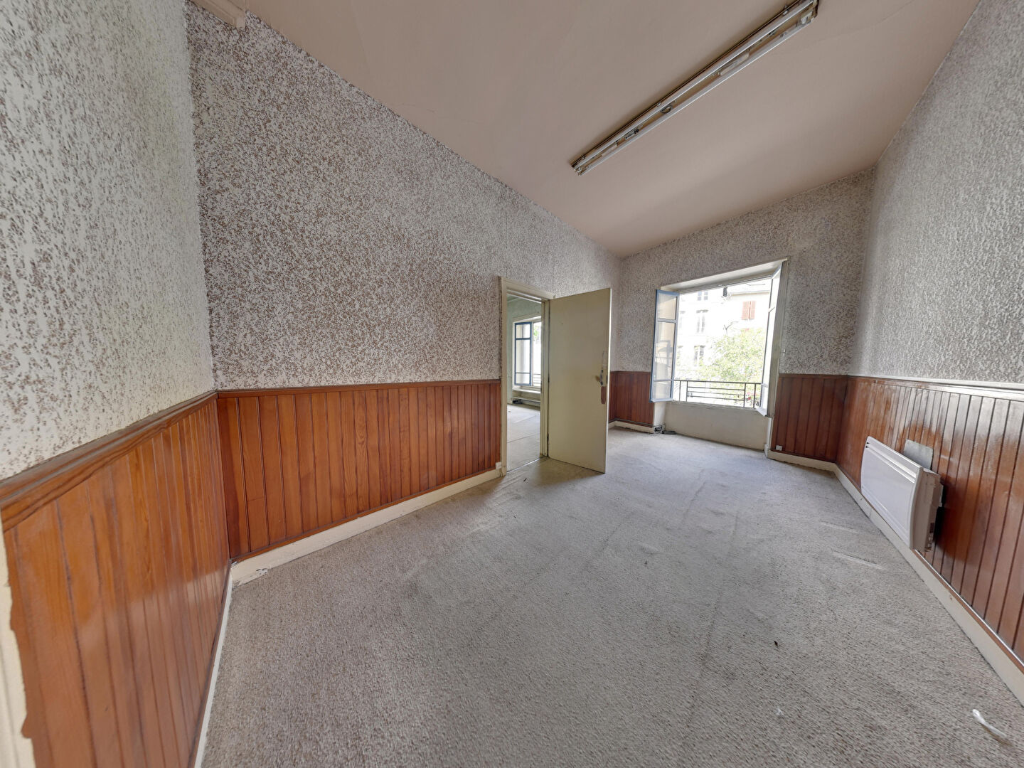 Photo HYPER CENTRE-VILLE à 30m de CLEMENCEAU, Appartement 2 pièces avec Parking privé sécurisé - A RENOVER Entièrement image 6/6