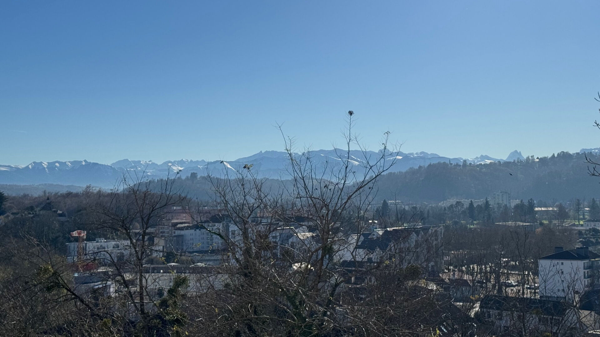 Photo FACE AUX PYRENEES, HAUT DE BILLERE, T4 avec Terrasse/3 chambres/Garage et cave, Excellent état image 2/6