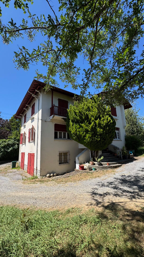 Immeuble centre ville Orthez quartier Foirail / 2 T4 de 100m²  avec garage et terrain constructible