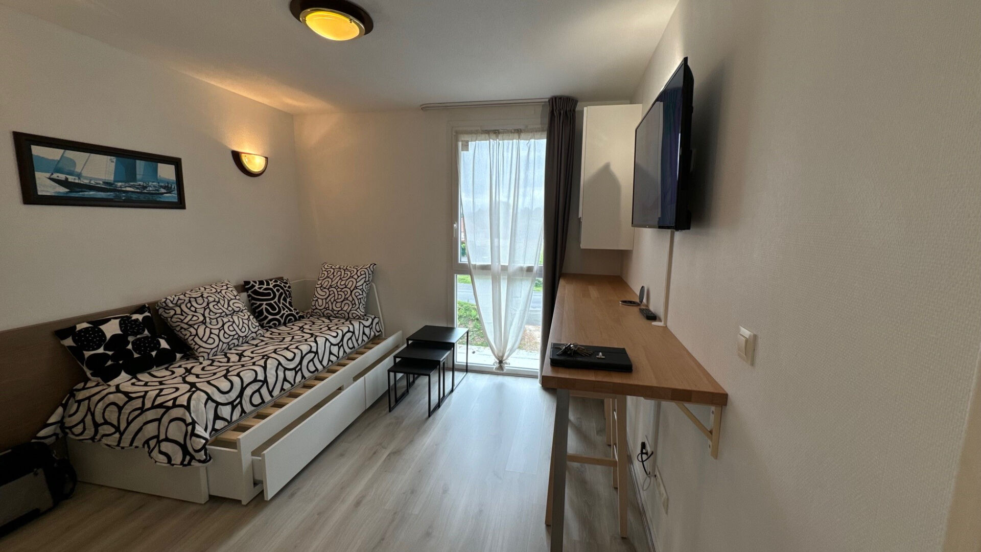 HAUT d'IDRON, Au Calme, Studio Meublé en Résidence récente avec climatisation et parking privé