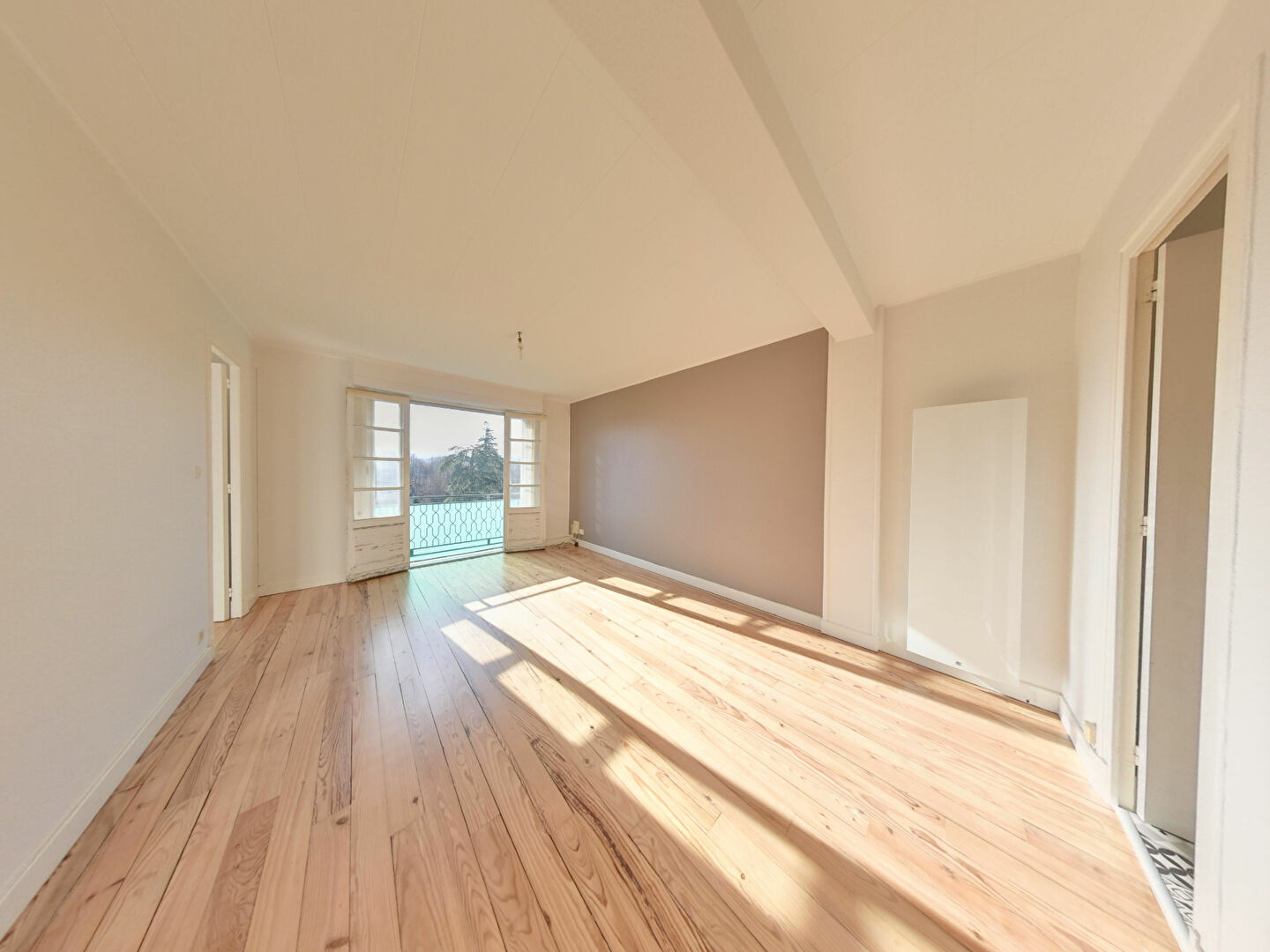 HYPER CENTRE Quartier VERDUN T2 avec Vue Château et Pyrénées, cave et Parking