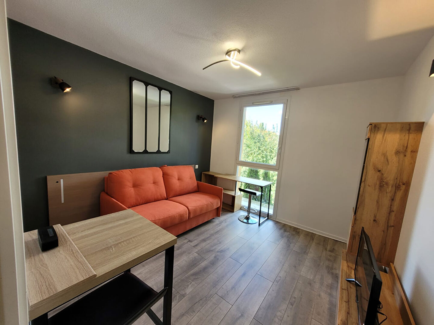 HAUT d'IDRON, Au Calme, Studio Meublé en Résidence récente et Dernier Etage avec ascenseurs, climatisation et parking privé