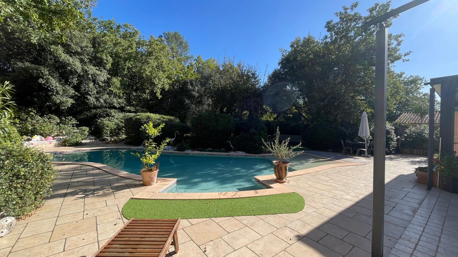 Photo Venelles - Villa T5 d'env.185m2 sur parcelle de 1407 m² avec piscine et véranda image 3/6