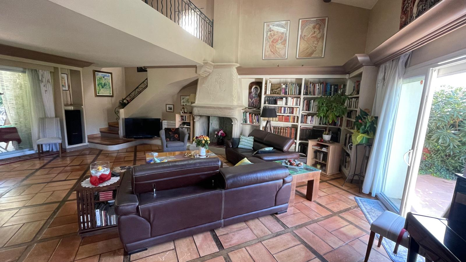 Photo Venelles - Villa T5 d'env.185m2 sur parcelle de 1407 m² avec piscine et véranda image 4/6