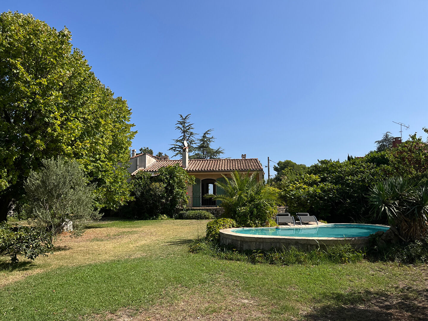 Photo Aix en provence (nord) villa de 170 m² sur parcelle de terrain de 2336 m² avec vue dégagée image 2/6