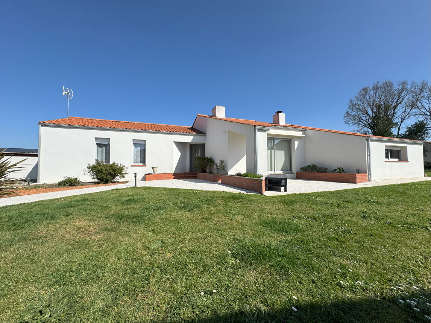 Aizenay, maison 4 chbs+bureau sur beau terrain de 1 890 m²