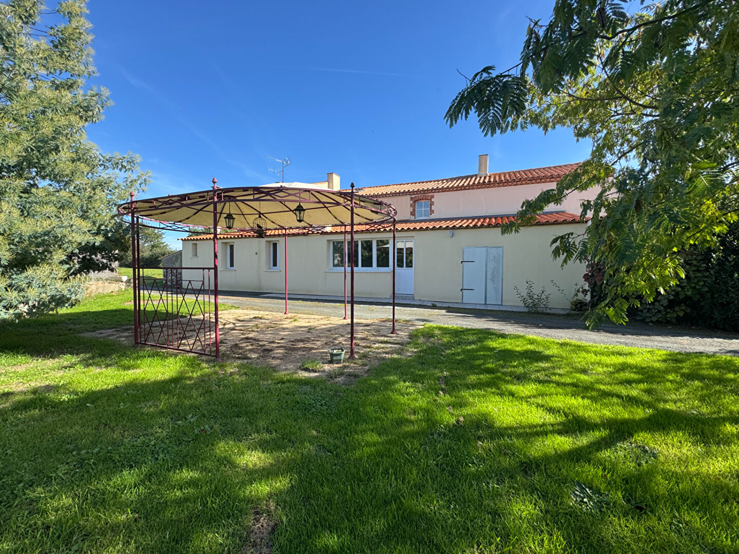 AIZENAY, maison en pierres 5 chambres, avec grange et hangar sur 2 535 m² de terrain