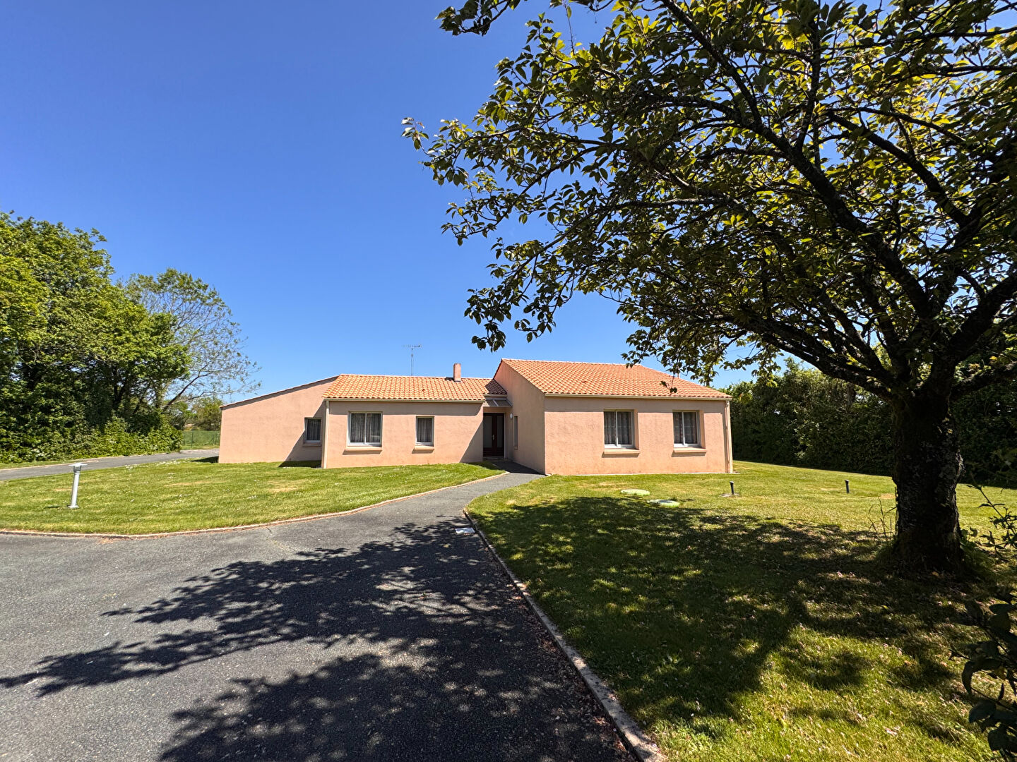 VENANSAULT, pl-pied 6 chbres sur 2 683 m² de terrain clos