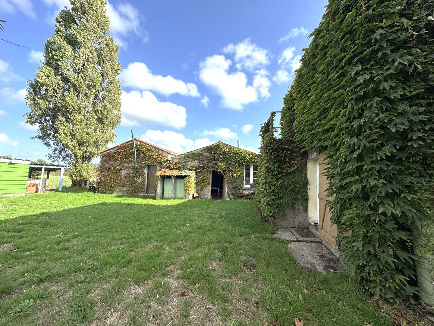 Longère de 115 m2, 3 chambres, 89 m² de garages sur 1545 m² de terrain