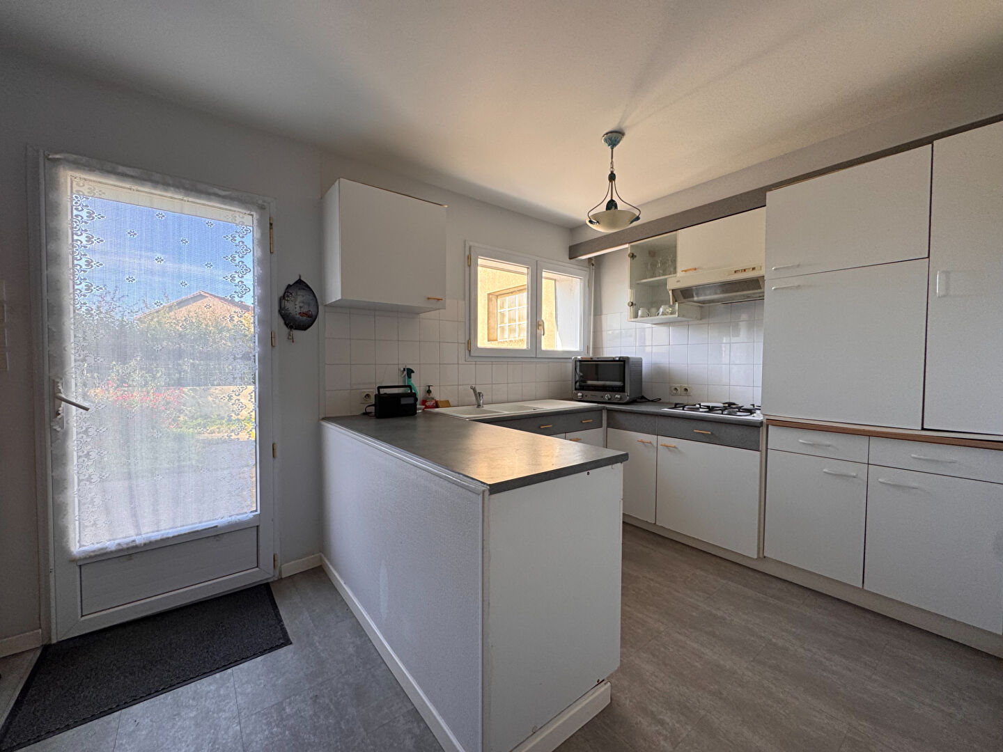 Photo AIZENAY CENTRE-VILLE, maison de ville en pierres 3 chbres et jardinet image 2/6