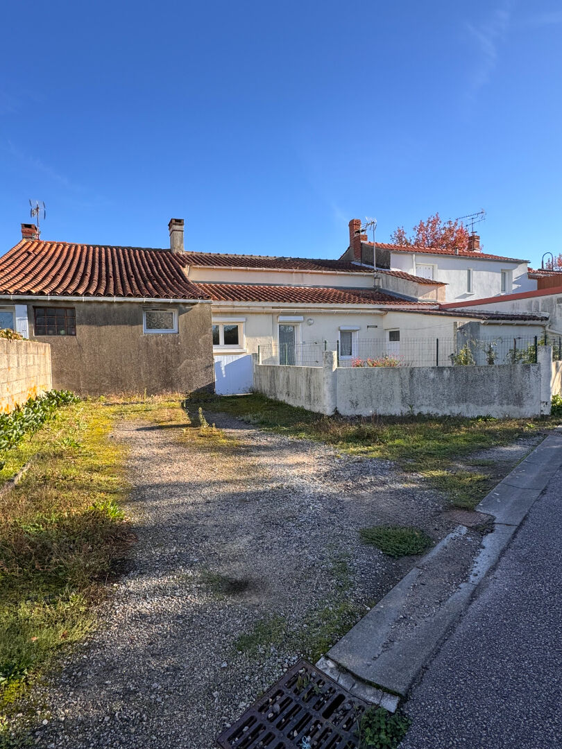 Photo AIZENAY CENTRE-VILLE, maison de ville en pierres 3 chbres et jardinet image 5/6