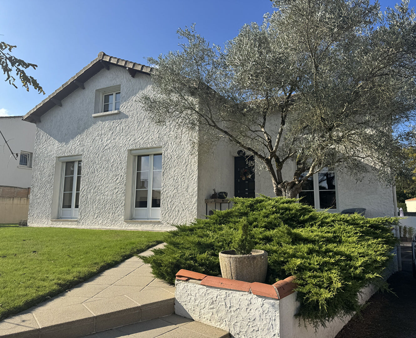 Aizenay, maison de 230 m²- 4chbs et bureau sur 1508 m² de terrain