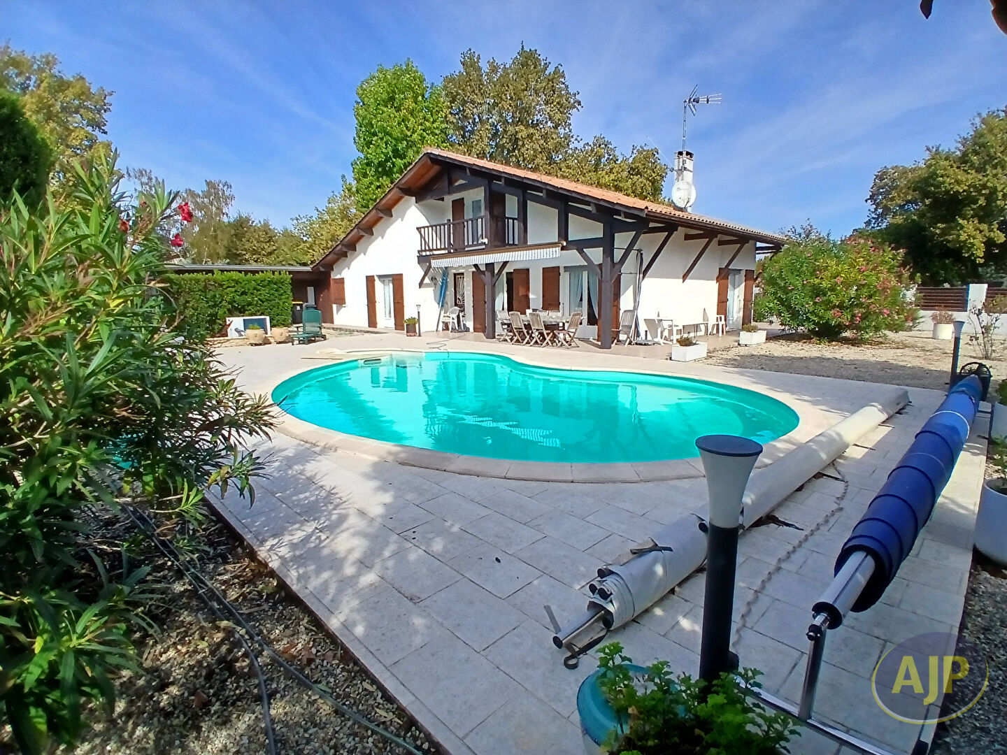 Grande maison familiale avec piscine et rangements - photo 1