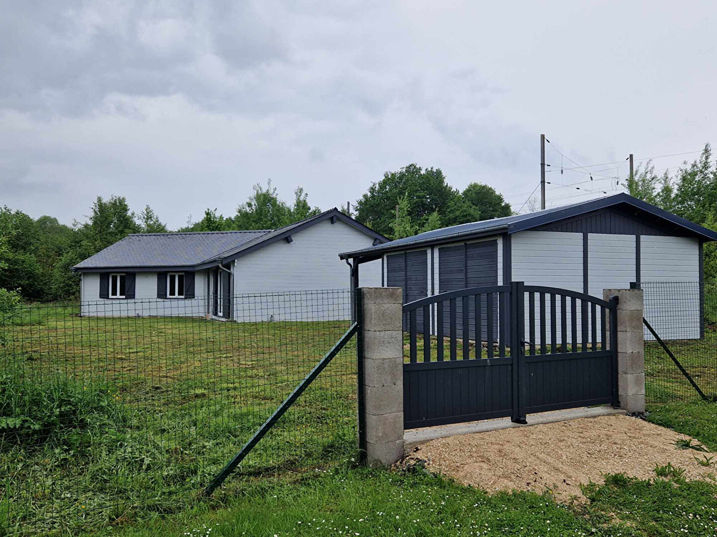 Photo CHALET EN BOIS MASSIF - LIART image 1/6