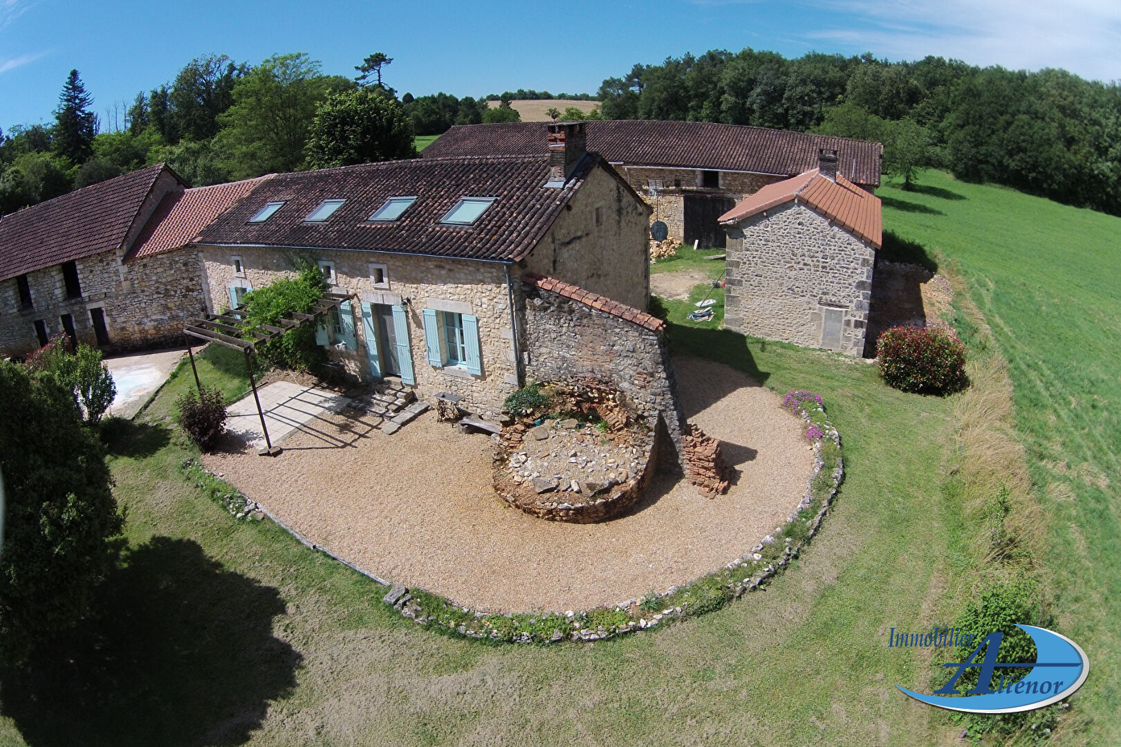 Photo Propriété en pierre avec dépendances proche Thiviers image 2/6