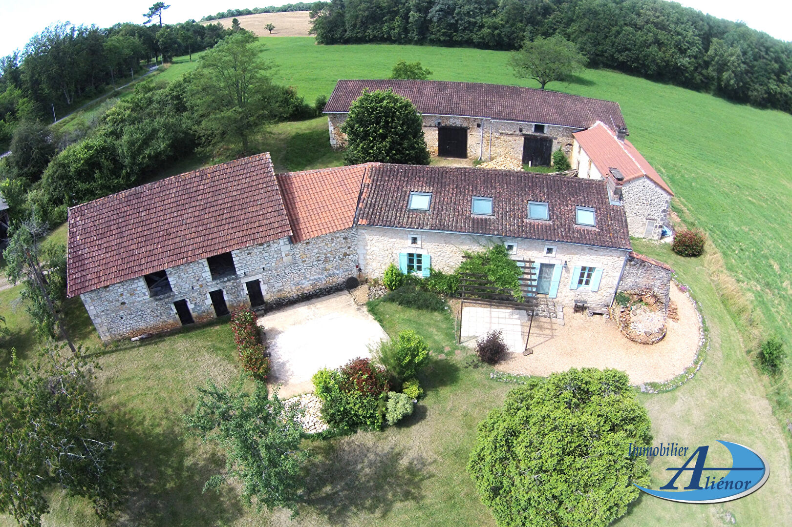 Photo Propriété en pierre avec dépendances proche Thiviers image 3/6