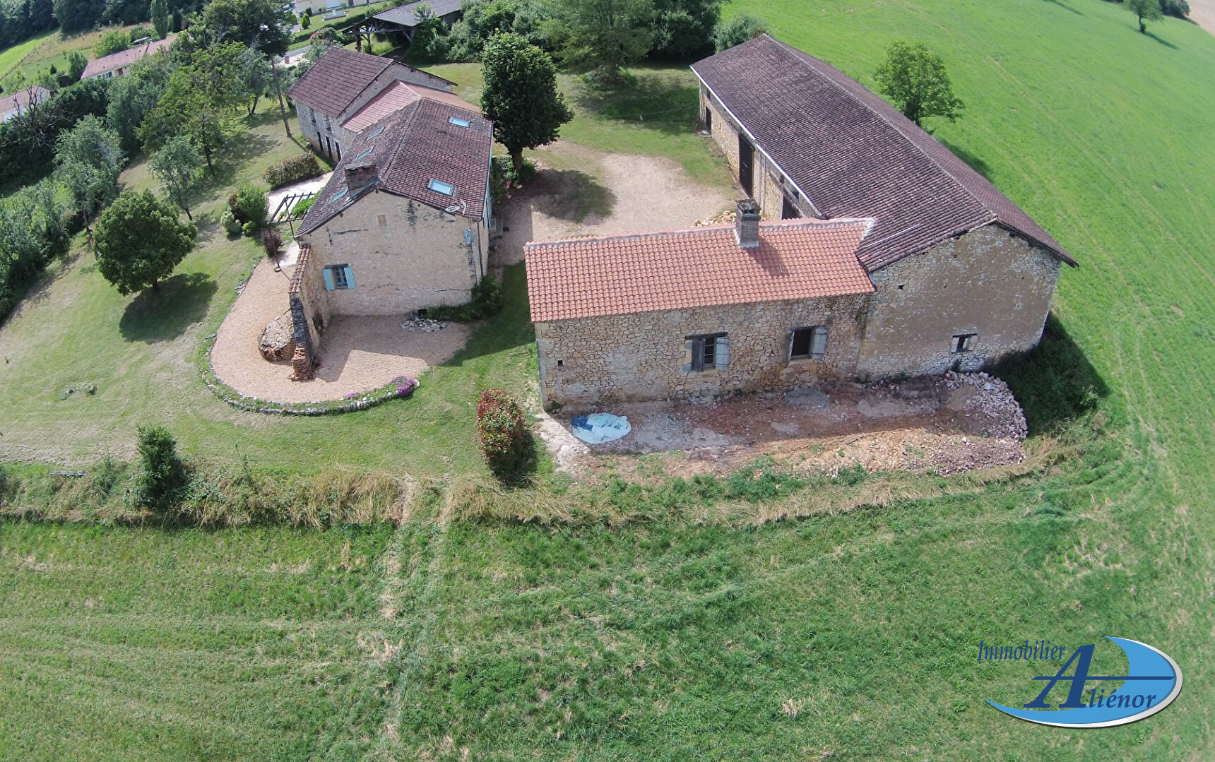 Photo Propriété en pierre avec dépendances proche Thiviers image 4/6