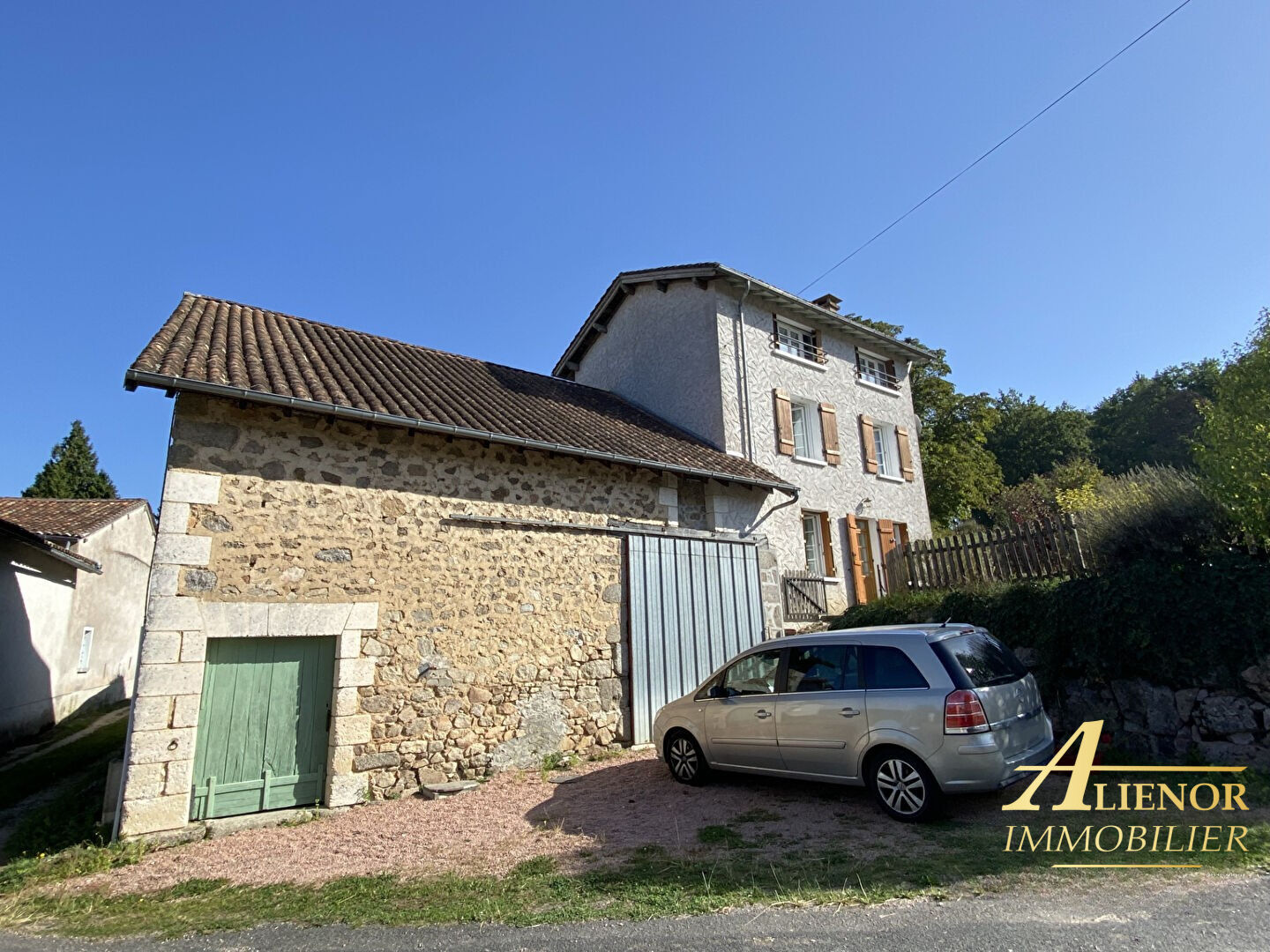 Maison lumineuse avec grange de caractère, 6km de Nontron 24300