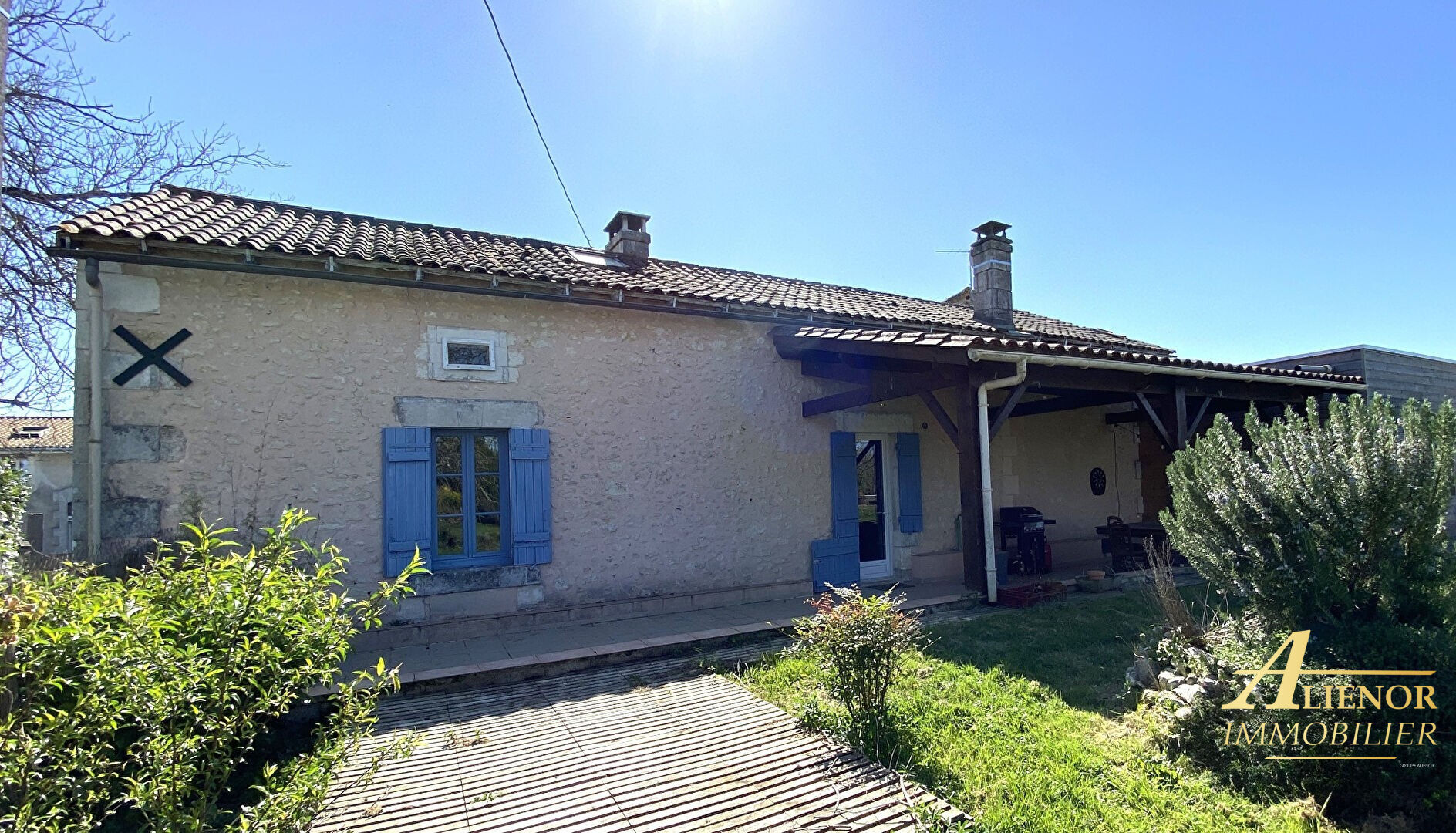 Maison en Pierre avec Extension Moderne,  Grange, Piscine et Terrain - Proche Périgueux