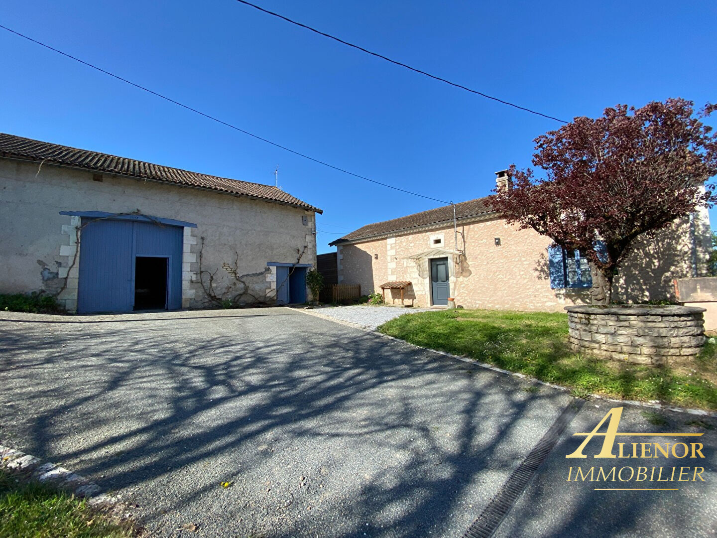 Photo Maison en Pierre avec Extension Moderne,  Grange, Piscine et Terrain - Proche Périgueux image 2/6