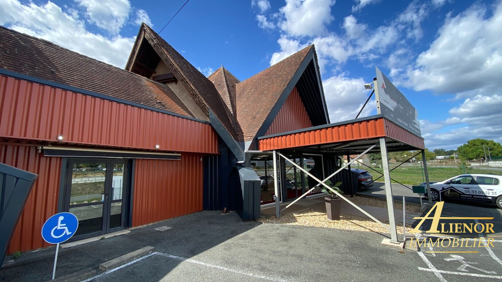 Parking 330 m² · à Brantome · 330 m² · 286 000 €