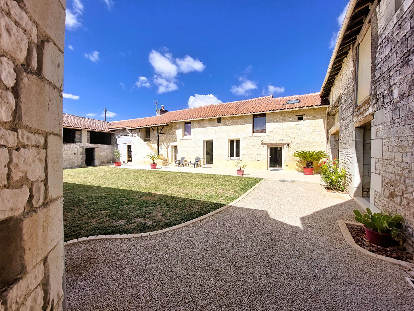 Agence immobilière de ALIENOR iMMOBILIER Lencloitre