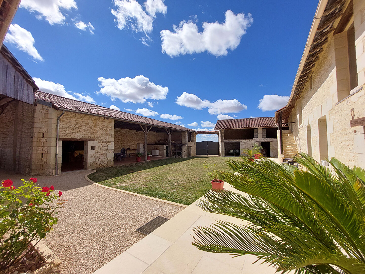 Photo LONGERE - LA ROCHE RIGAULT - 5 PIECES image 2/6