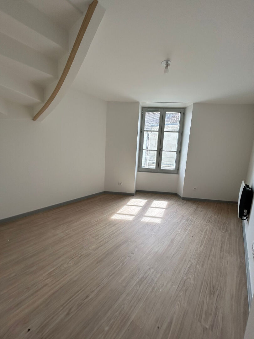 Photo Appartement Lencloitre 5 pièce(s) 108 m2 image 6/6