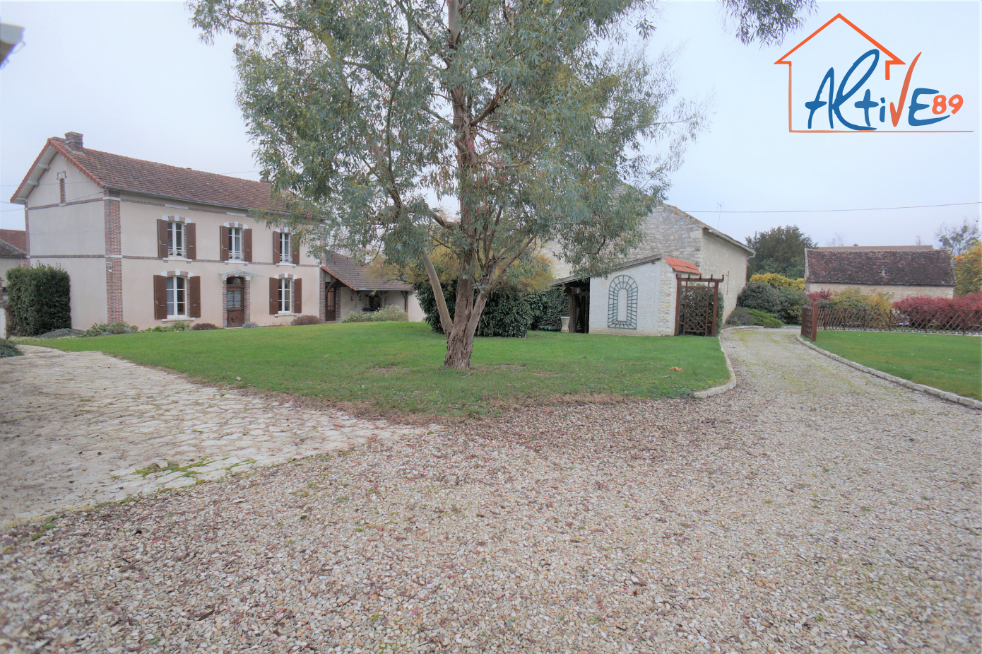 Photo Maison 5 minutes d'Appoigny 204m² habitable sur terrain de 2180m² comprenant 6 chambres, proche d'Auxerre. image 1/6