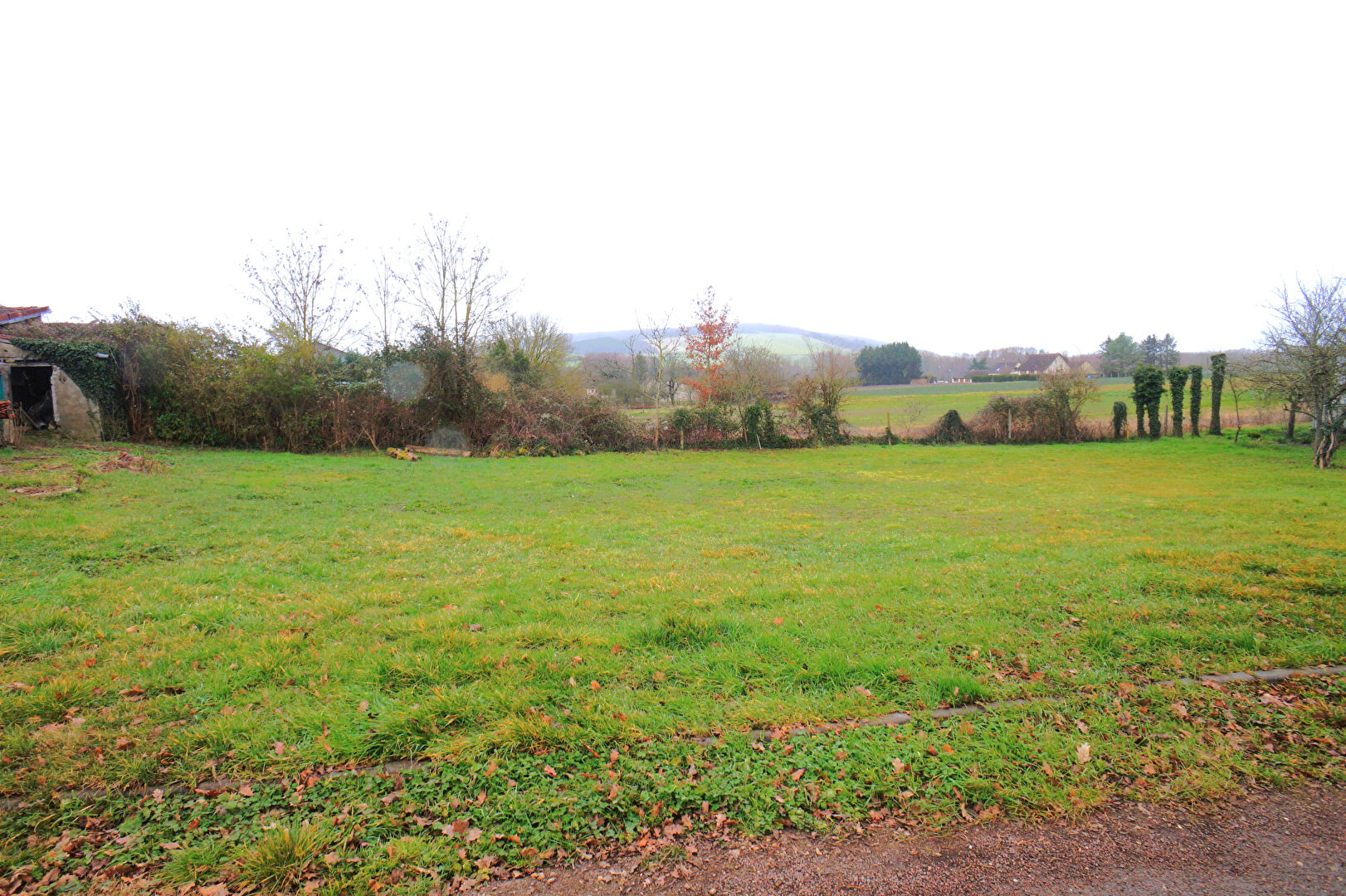 Photo Terrain à moins de 5 minutes de Joigny 853 m2 et de la gare, façade de 37m image 1/1