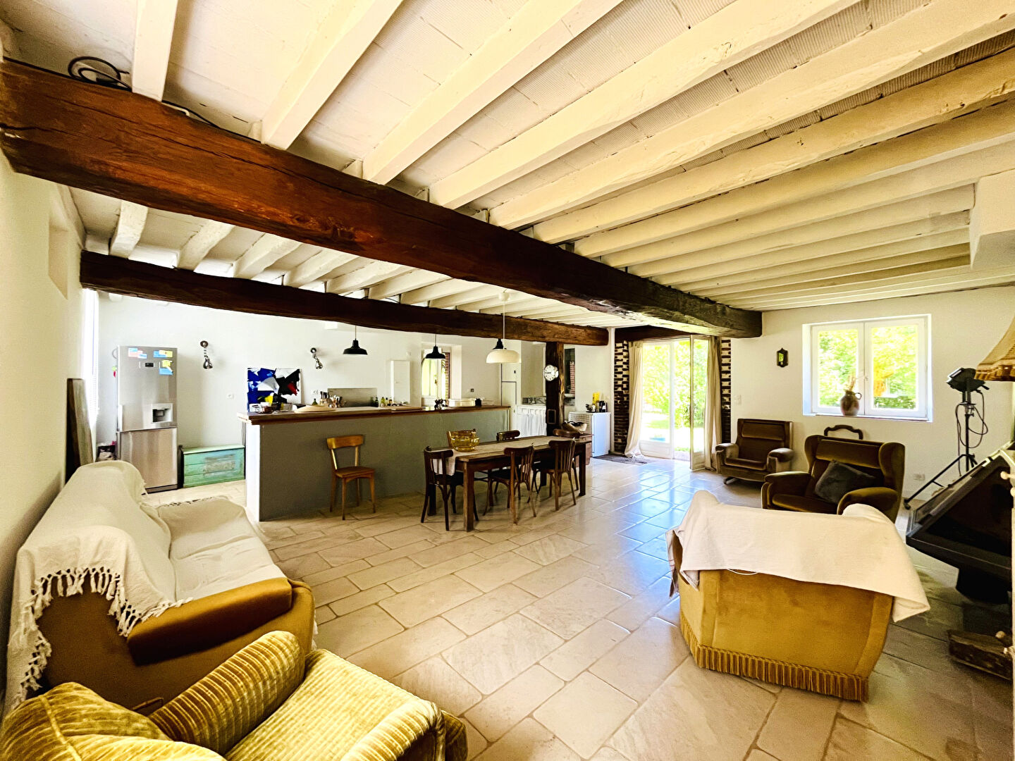 Photo Maison ancienne en pierre à 5 minutes A6 et 15 minutes de la gare sur terrain de 8300m² avec dépendance image 3/6