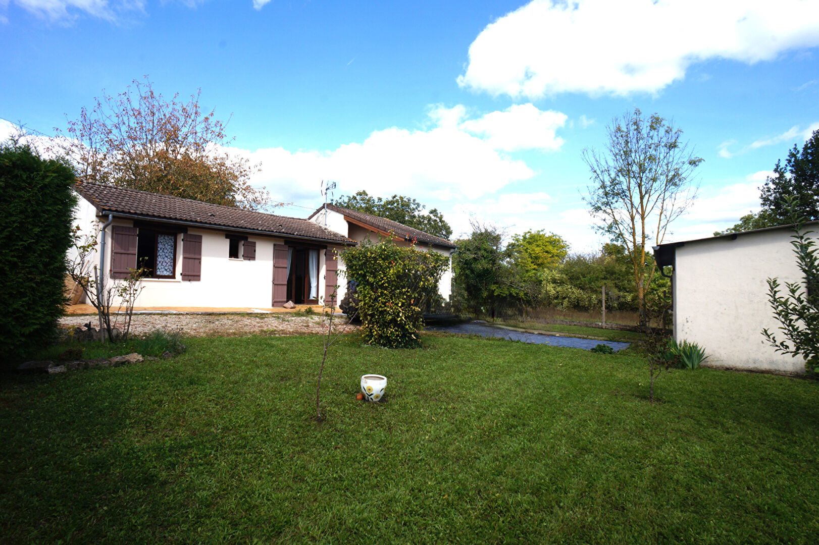 Proche Joigny  maison de plain pied  au calme
