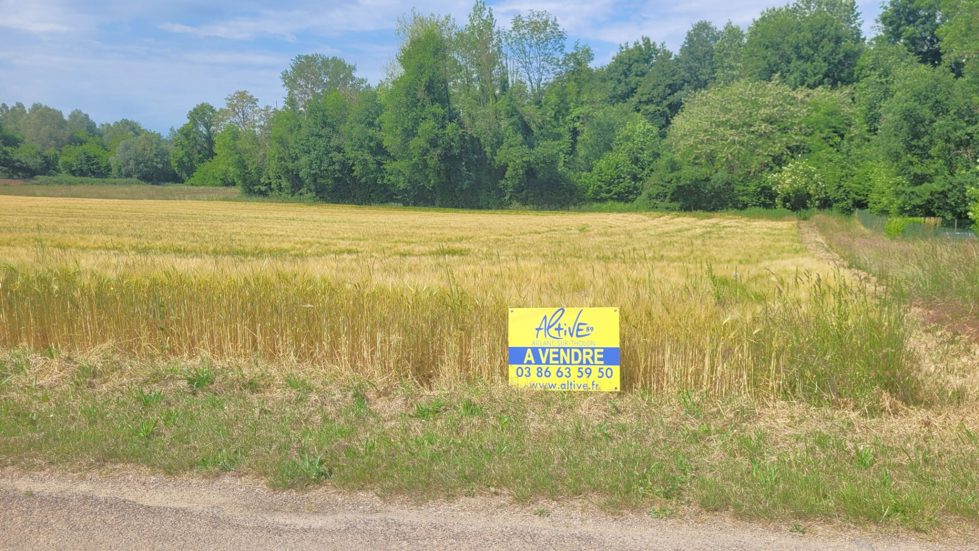 Terrain constructible à St-Maurice-Thizouaille de 2230 m2 avec façade de 26m