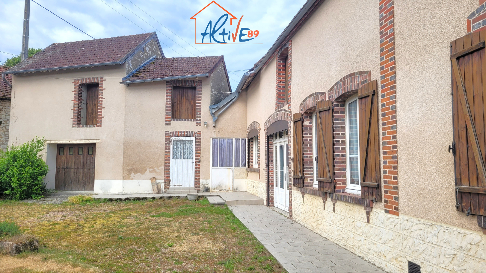 Maison ancienne de plain pied sur la commune de Lindry de 156m² habitable et jardin de 1256m²