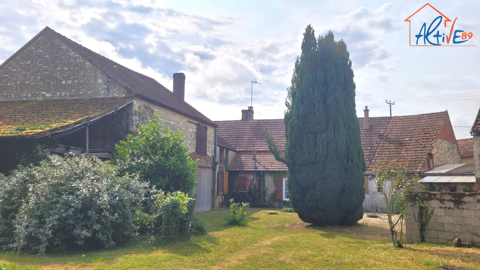 Photo Maison ancienne de plain pied sur la commune de Lindry de 156m² habitable et jardin de 1256m² image 2/6
