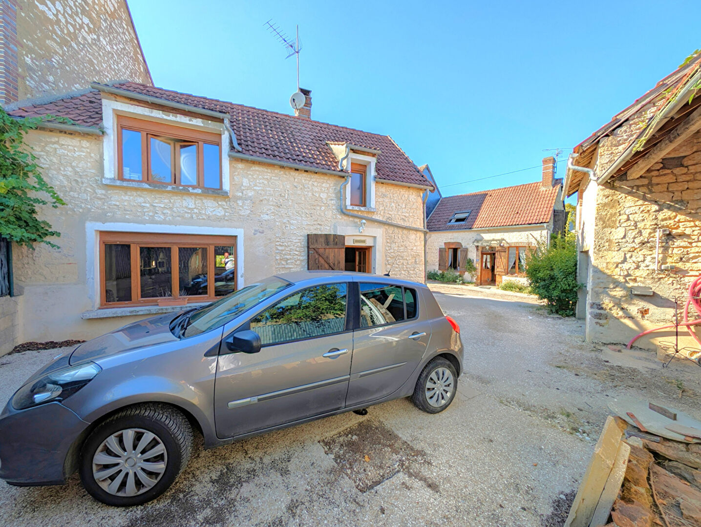 Photo Maison ancienne sans travaux sur le secteur de Pourrain entre Auxerre et Toucy de 90m² habitable et son jardin de 770m² image 1/6