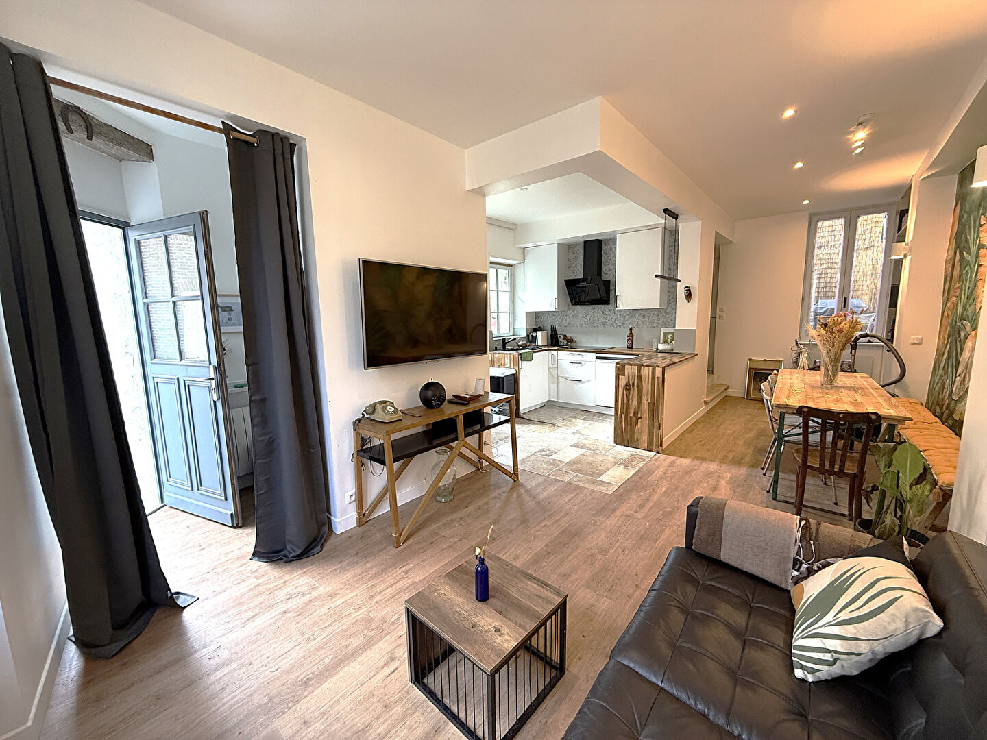 Photo JOIGNY - QUARTIER SAINT ANDRE VILLE AVEC COMMERCES ET ECOLE image 1/6