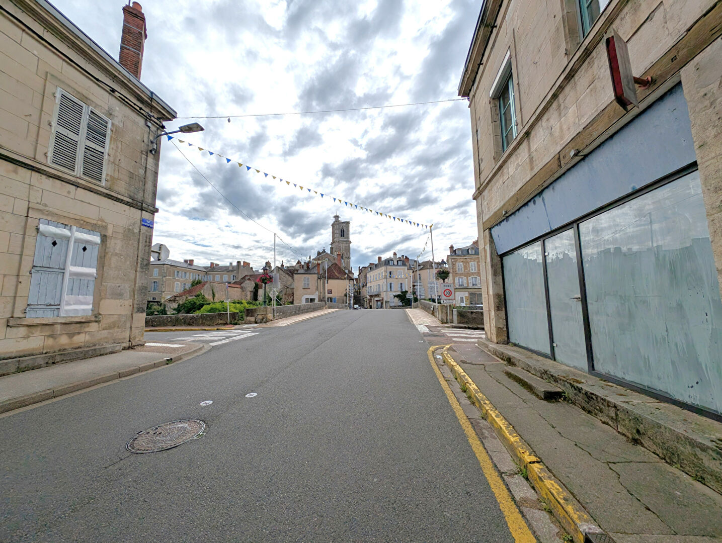 Photo Immeuble à Clamecy sur 3 niveaux de 180m² avec dépendance à l'arrière image 3/6
