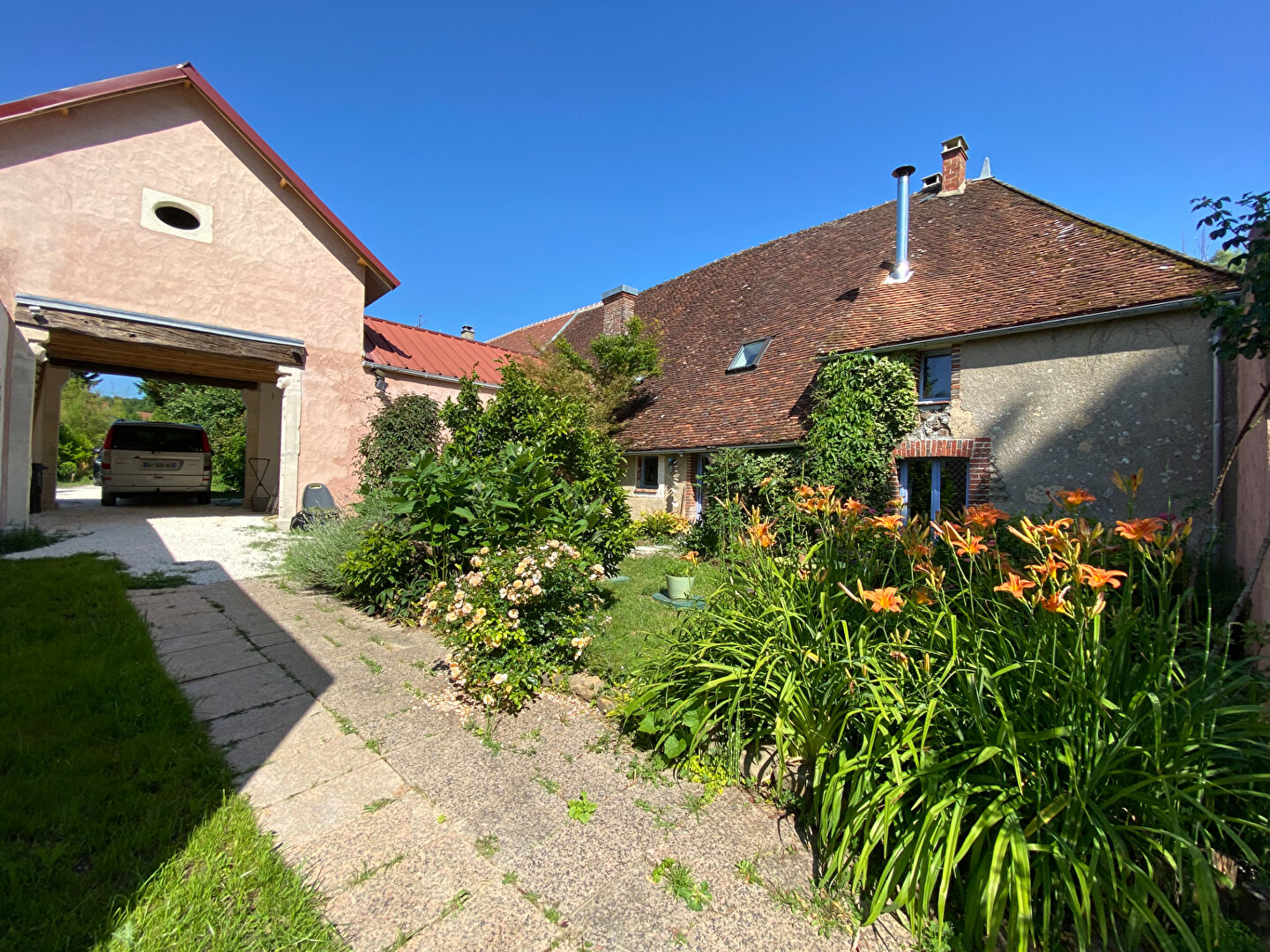 Maison de charme rénovée avec jardin soigné à Toucy