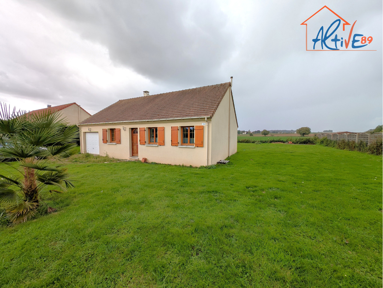 Maison de plain pied entre St Julien Du Sault et Courtenay avec 3 chambres et jardin de 1000m²