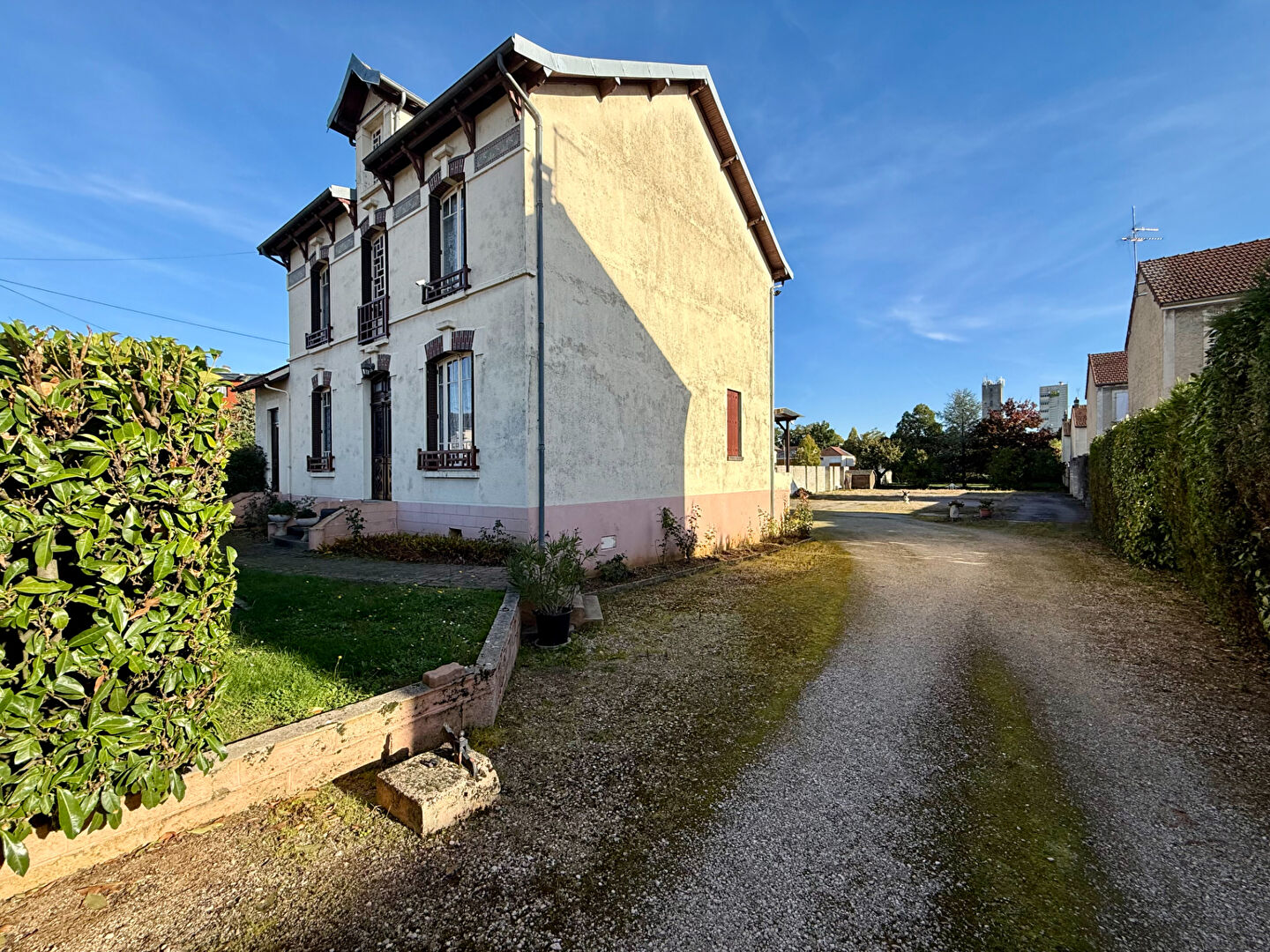 Grande maison des années 30 sur sous-sol avec terrain constructible de 2 347 m²