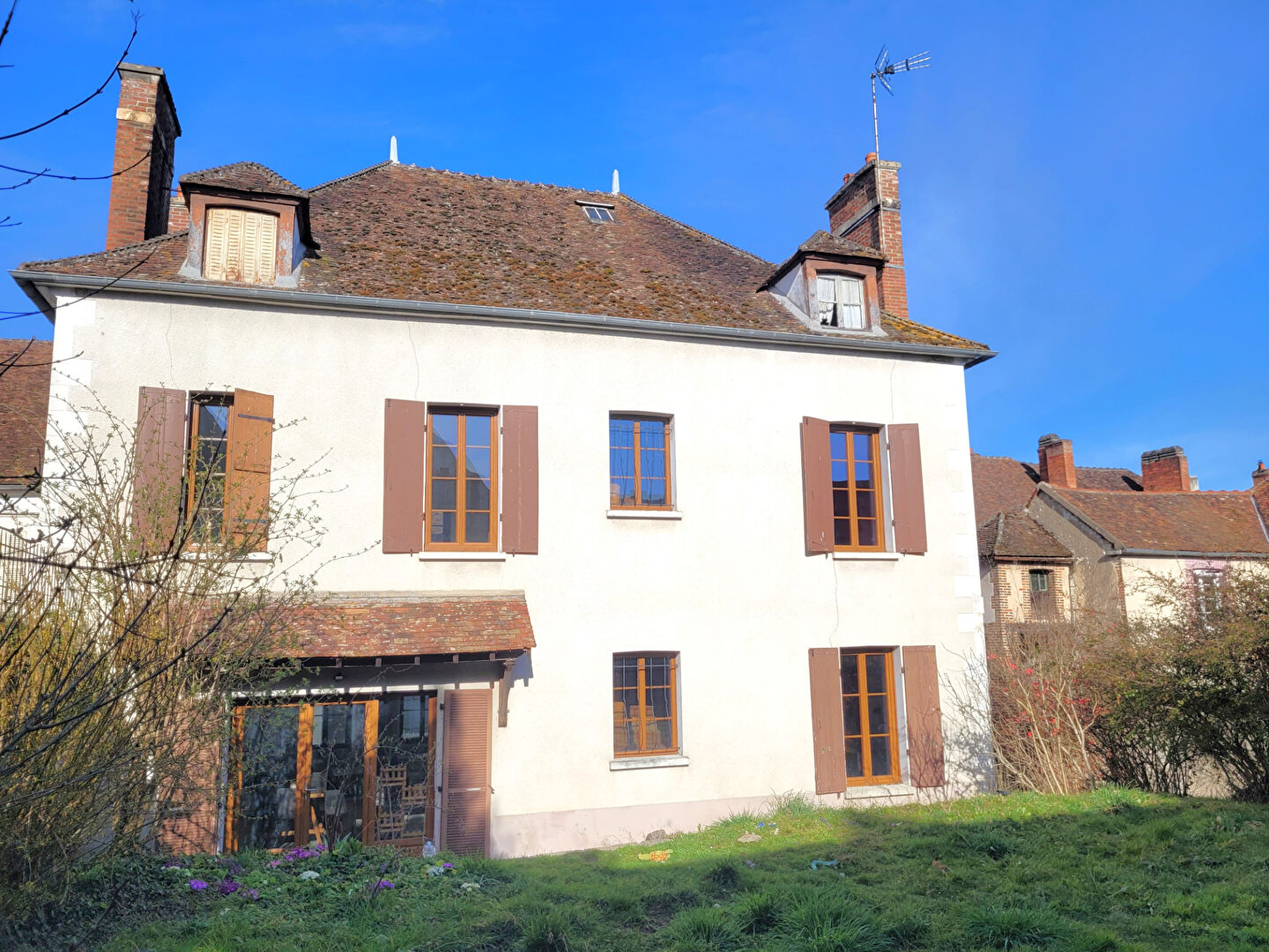 10 minutes d'Auxerre, maison de 183m² habitable avec jardin à Seignelay dans village avec commerces proche D'Héry