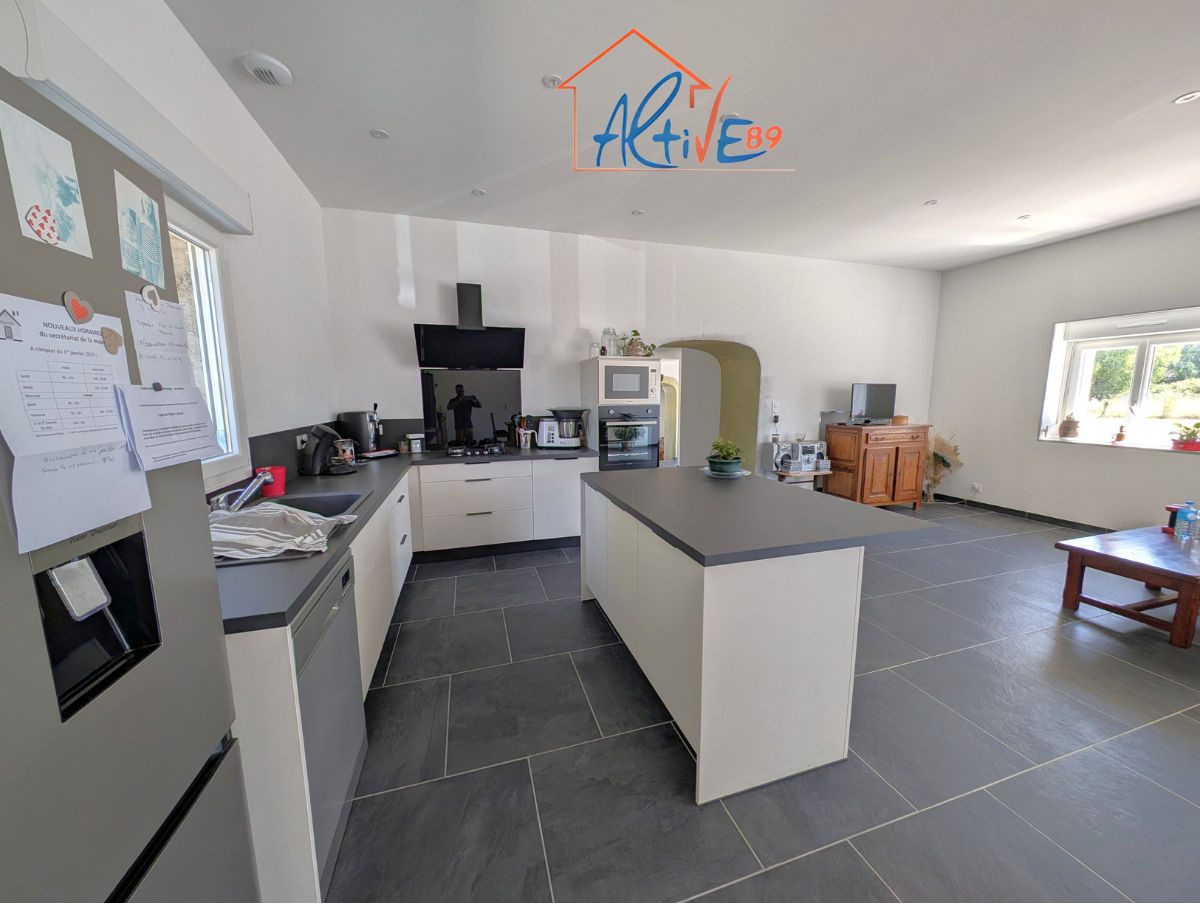 Photo Proche de Pourrain, maison de plain pied sur la commune de Diges de 177m² avec terrain de 3900m² et garage image 1/6