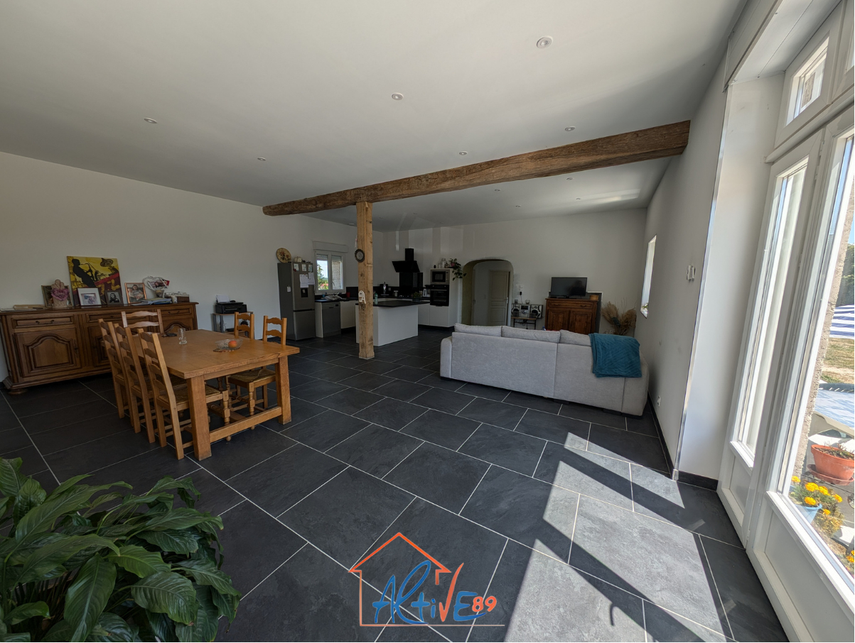 Photo Proche de Pourrain, maison de plain pied sur la commune de Diges de 177m² avec terrain de 3900m² et garage image 4/6