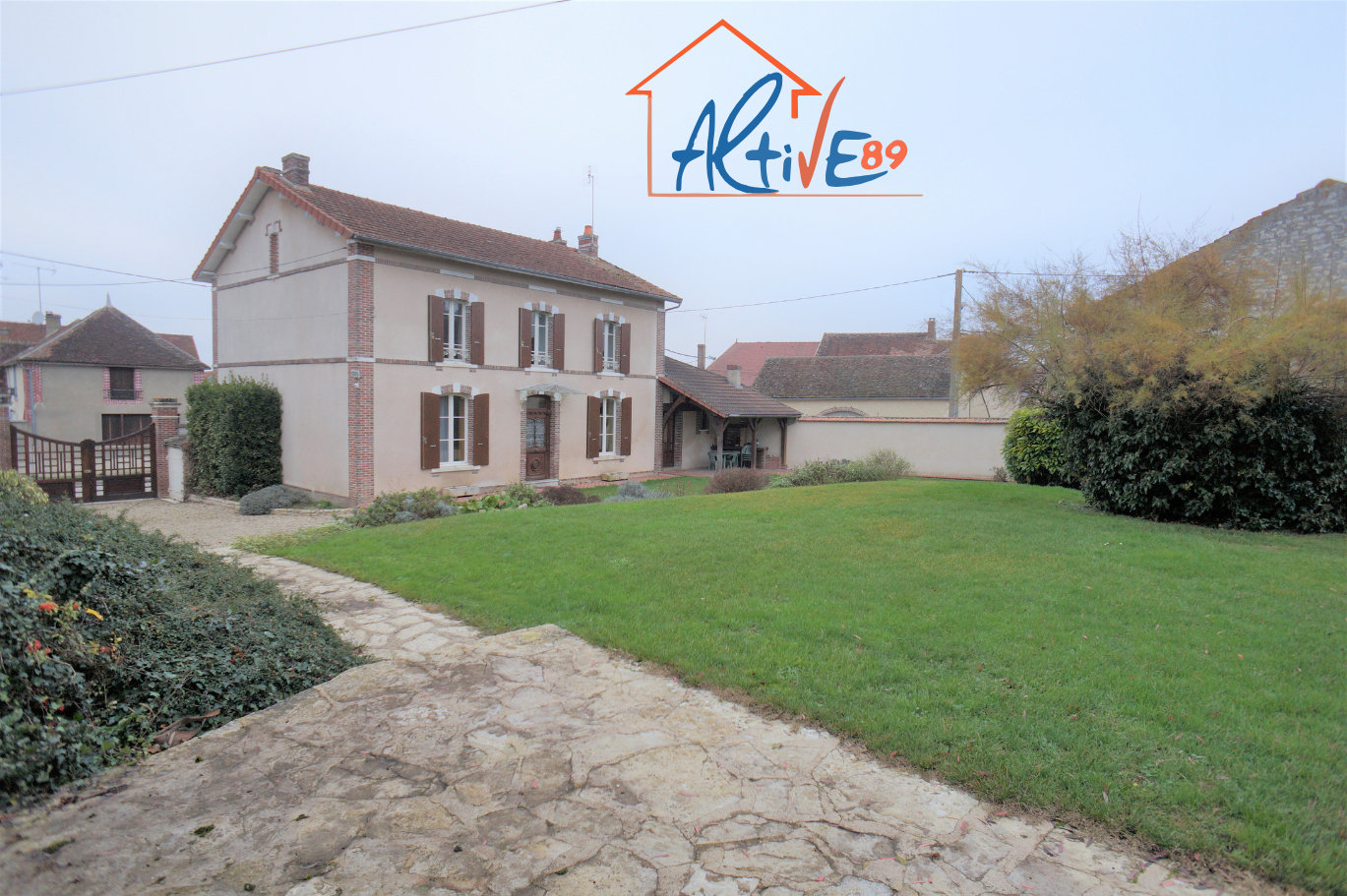 Photo Maison 5 minutes d'Appoigny 204m² habitable sur terrain de 2180m² comprenant 6 chambres, proche d'Auxerre. image 2/6