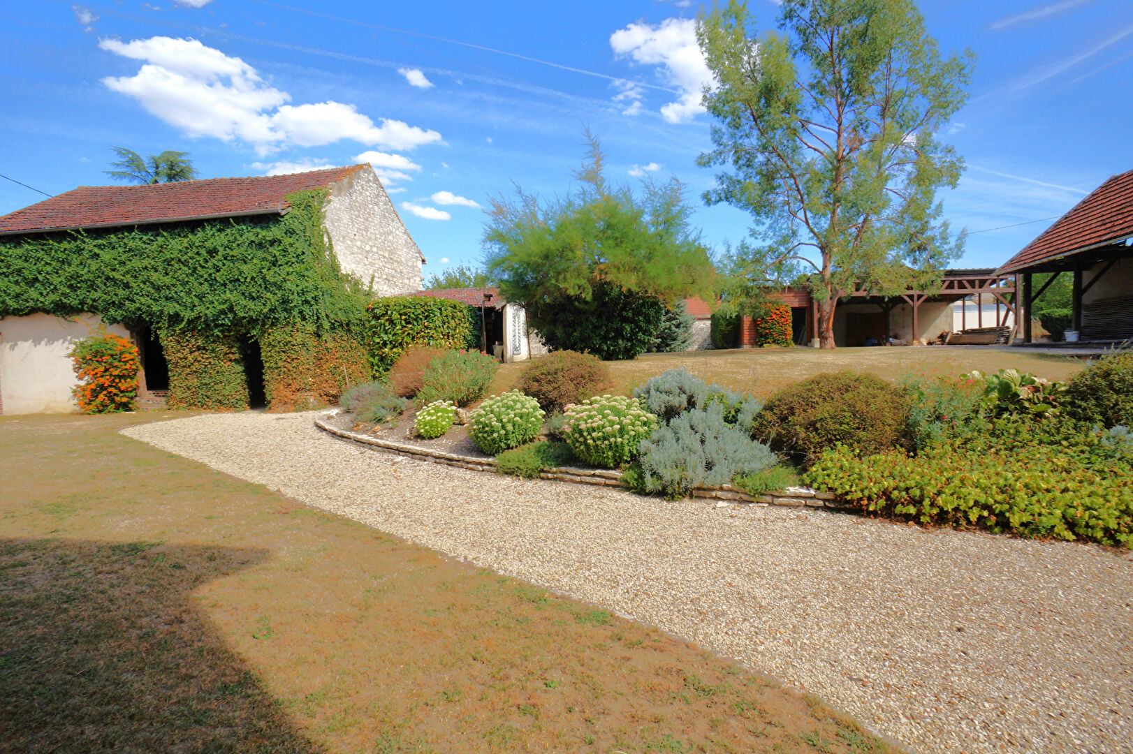 Photo Maison 5 minutes d'Appoigny 204m² habitable sur terrain de 2180m² comprenant 6 chambres, proche d'Auxerre. image 4/6