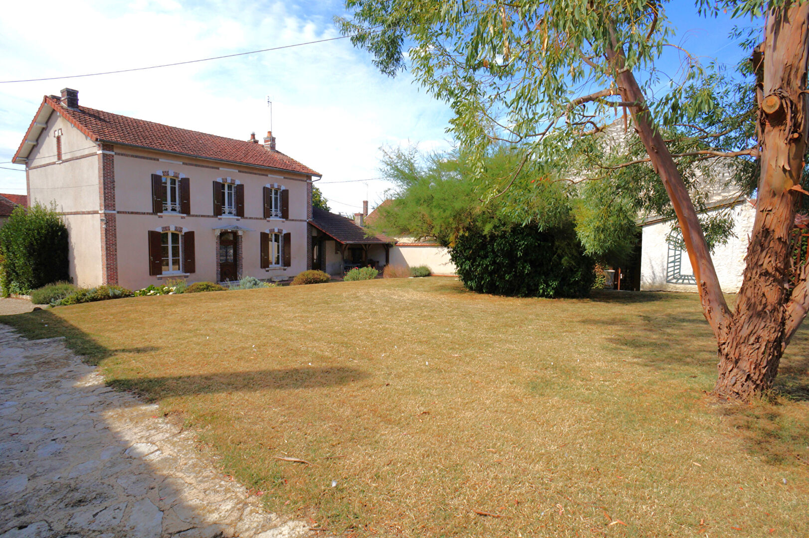 Photo Maison 5 minutes d'Appoigny 204m² habitable sur terrain de 2180m² comprenant 6 chambres, proche d'Auxerre. image 5/6
