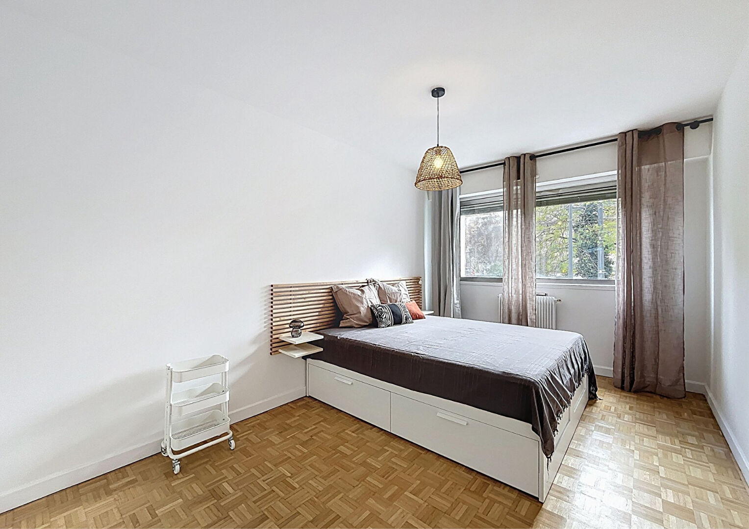 Photo TOLSTOI 163 - T3 meublé de 94m² avec balcons, cave et garage - VILLEURBANNE-GRAND CLEMENT image 3/6