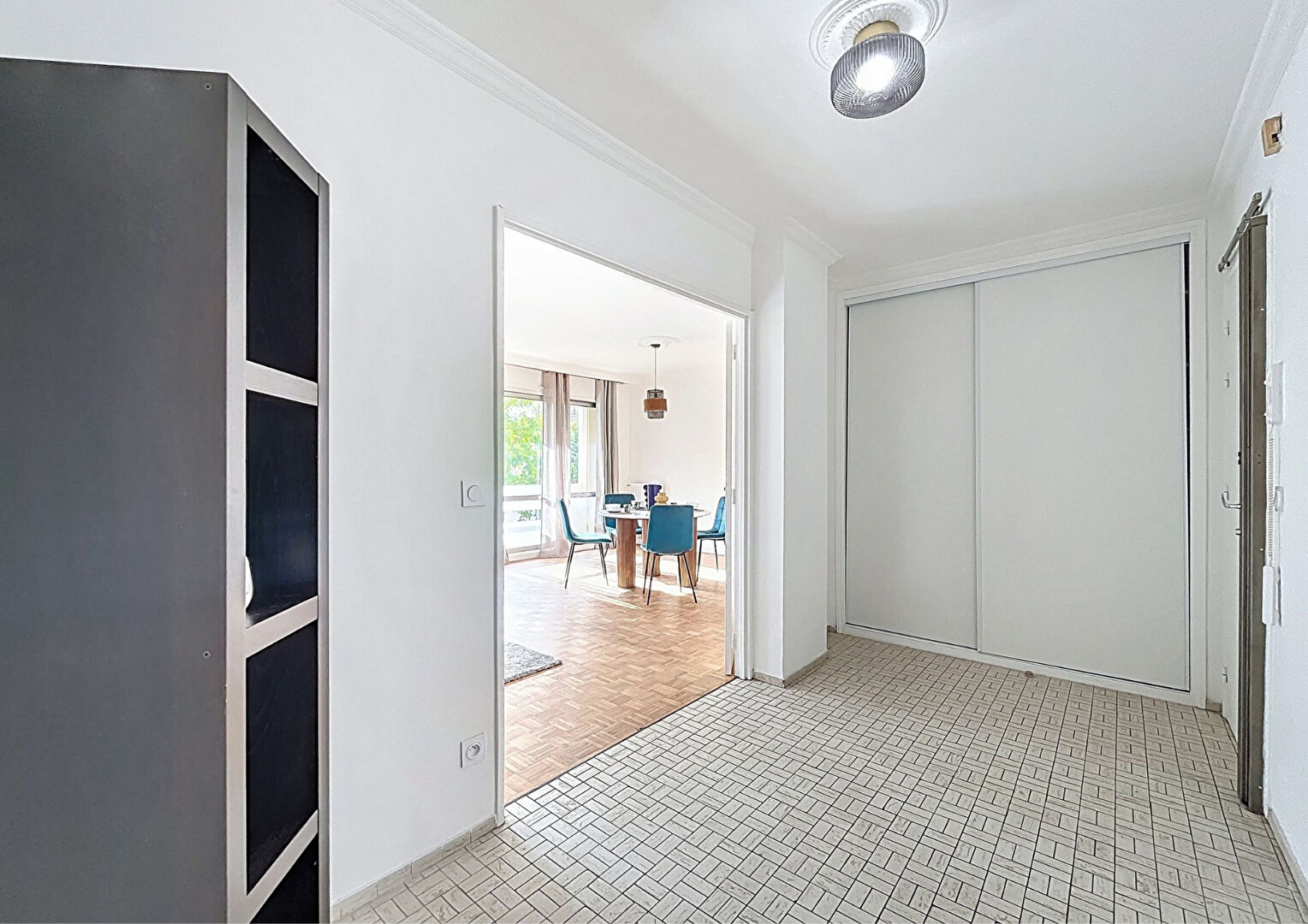 Photo TOLSTOI 163 - T3 meublé de 94m² avec balcons, cave et garage - VILLEURBANNE-GRAND CLEMENT image 6/6